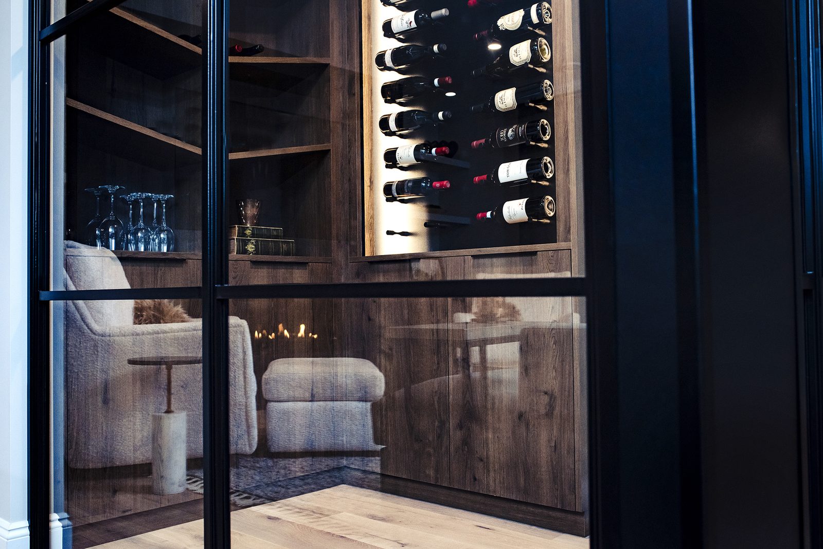 Mur à vin de Chestermere derrière une vitre à cadre noir