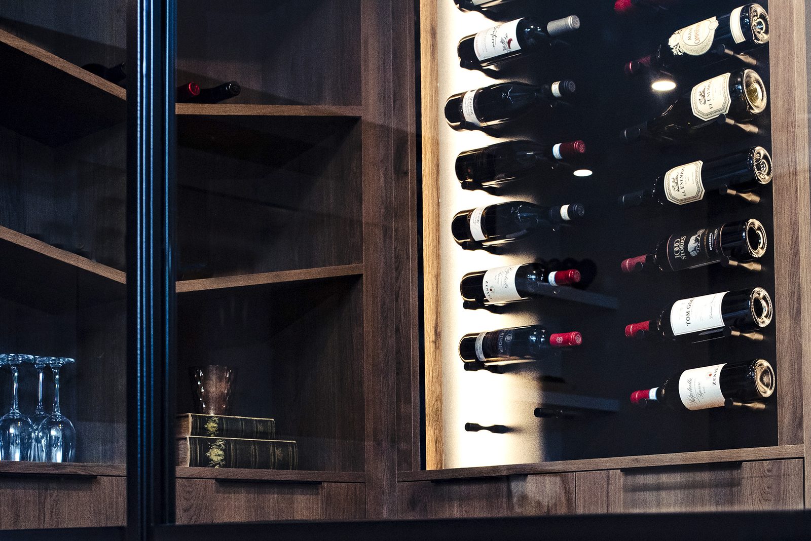 Casier à vin éclairé et tablettes de verre à Chestermere