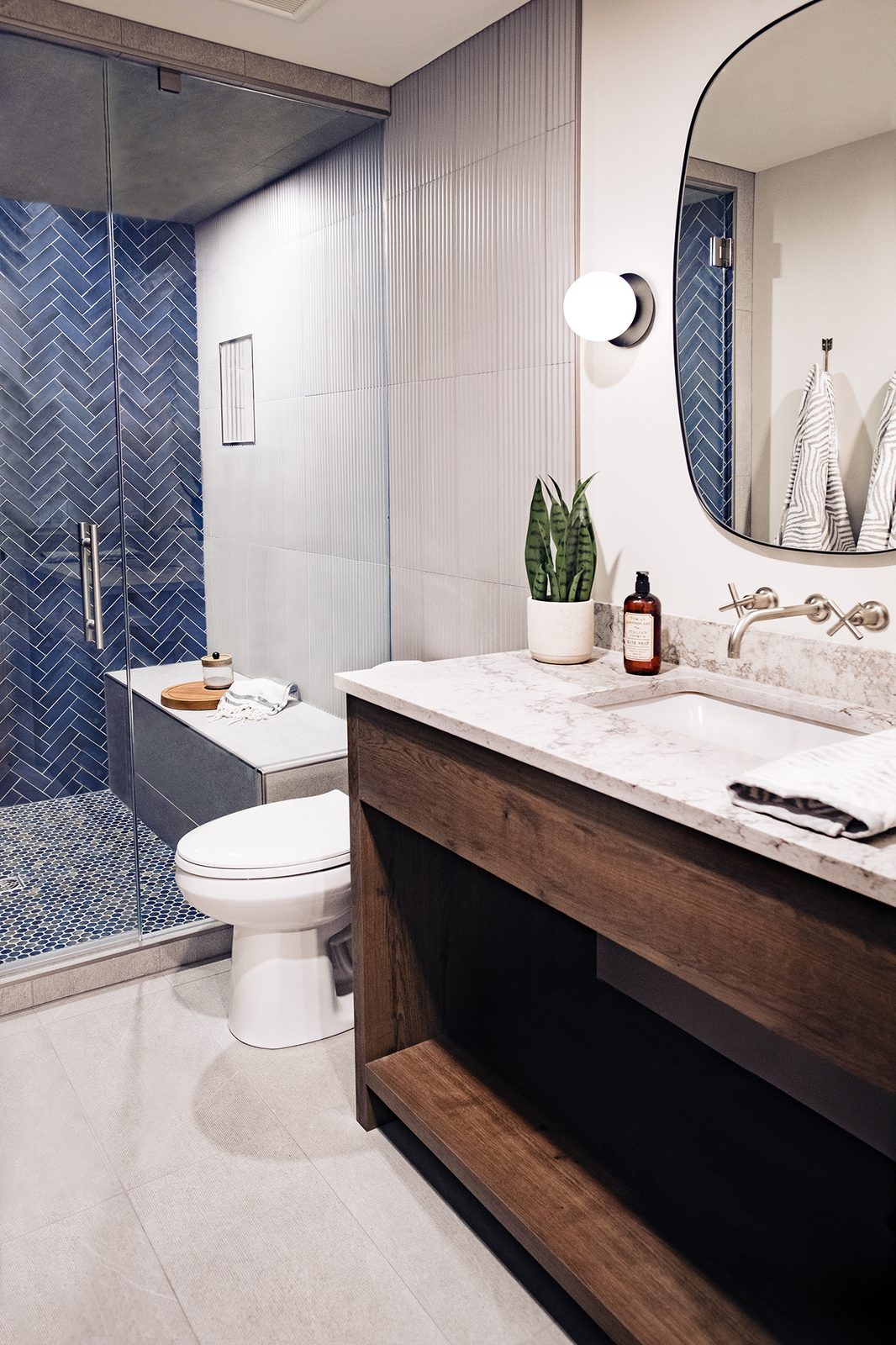 Salle de bain de Chestermere, tuile bleue en chevron