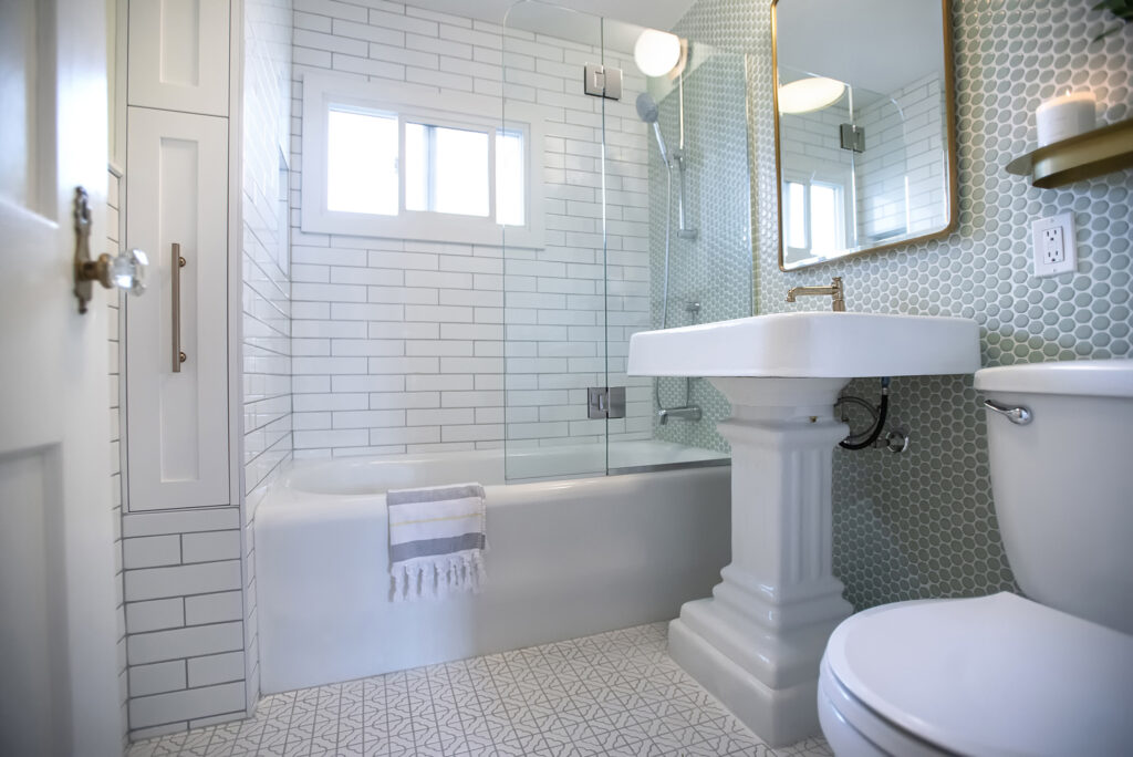 Salle de bain d’invités à l’étage à Crescent Heights