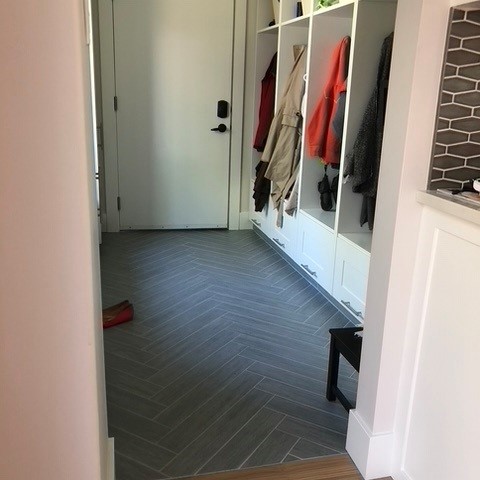 Rénovation de la cuisine, du vestibule et de la menuiserie à Lakeview