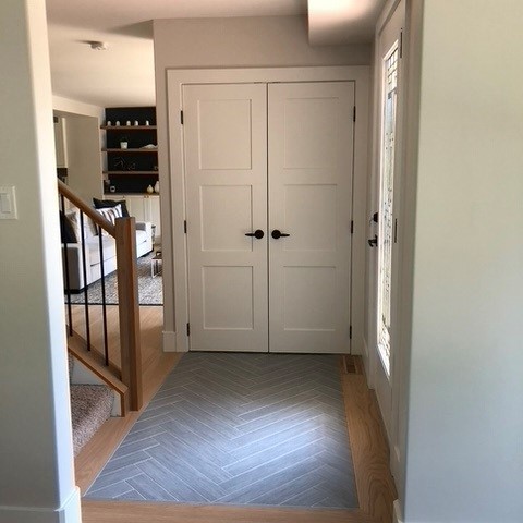 Rénovation de la cuisine, du vestibule et de la menuiserie à Lakeview