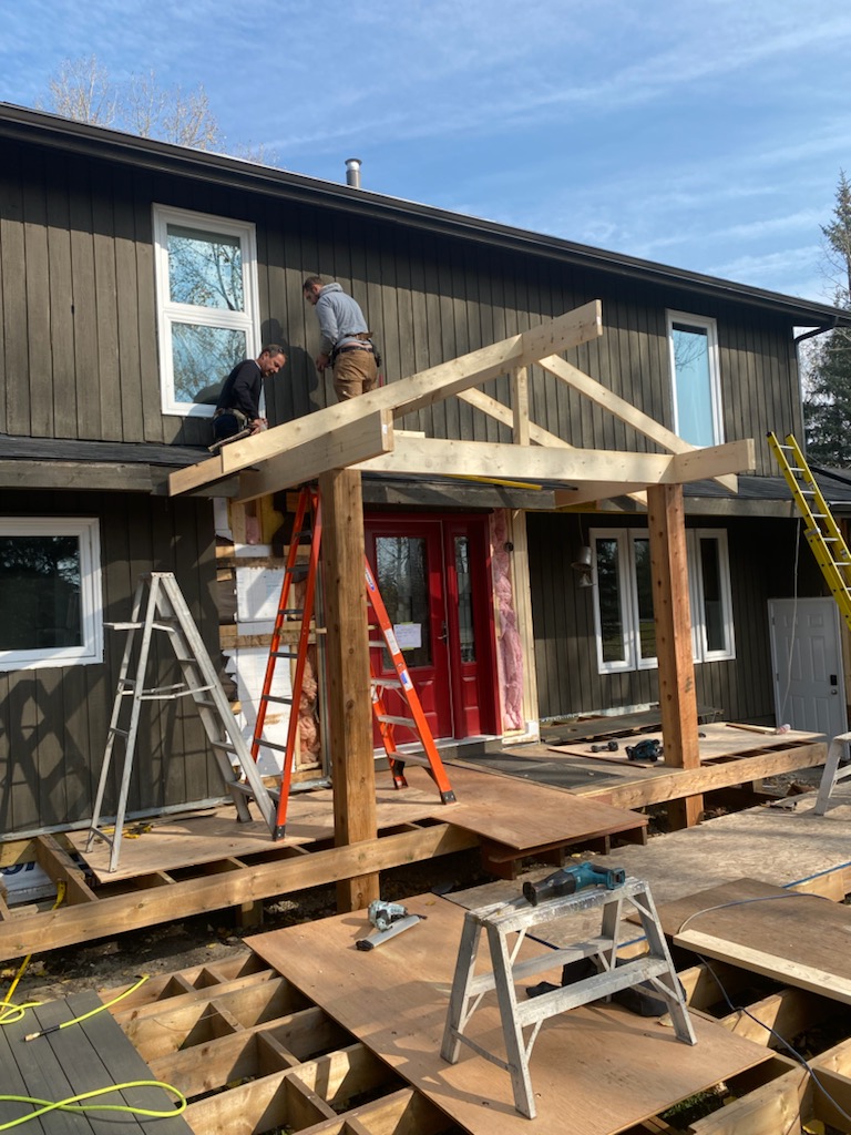 Terrasse en composite et coin détente en cèdre à Springbank