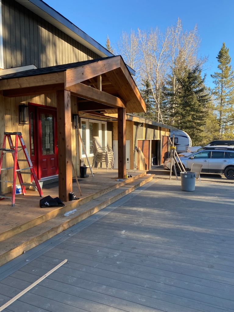 Terrasse en composite et coin détente en cèdre à Springbank